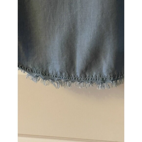 Elan Tunic Top Blouse Size Medium Blue Chambray Button Up Frayed Hem E24 - Picture 6 of 9